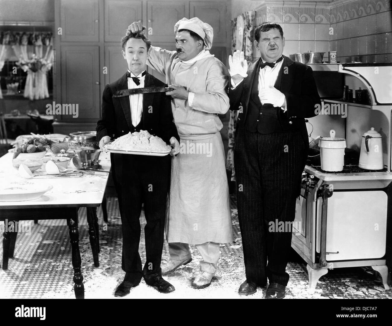 Stan Laurel, Oliver Hardy und Otto Fries am Set des Films, von der Suppe bis Muttern, 1928 Stockfoto