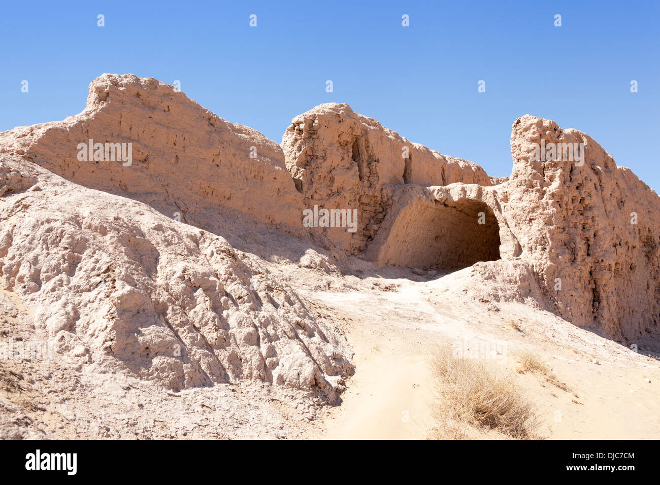 Eine alte Mauer und Torbogen am Ayaz Kala Festung 1, Ayaz Kala, Choresm, Usbekistan Stockfoto
