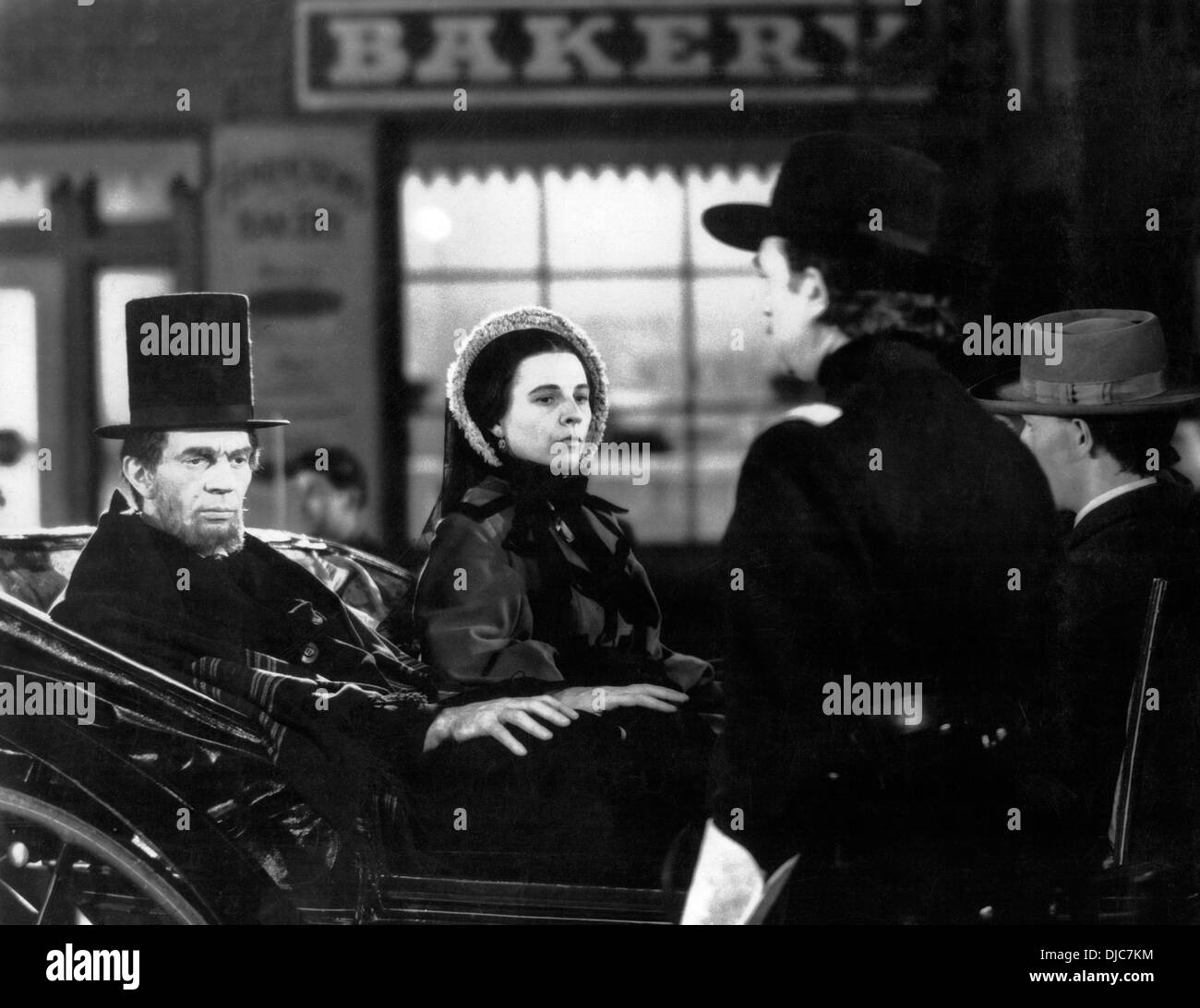 Raymond Massey und Ruth Gordon am Set des Films, Abe Lincoln in ...
