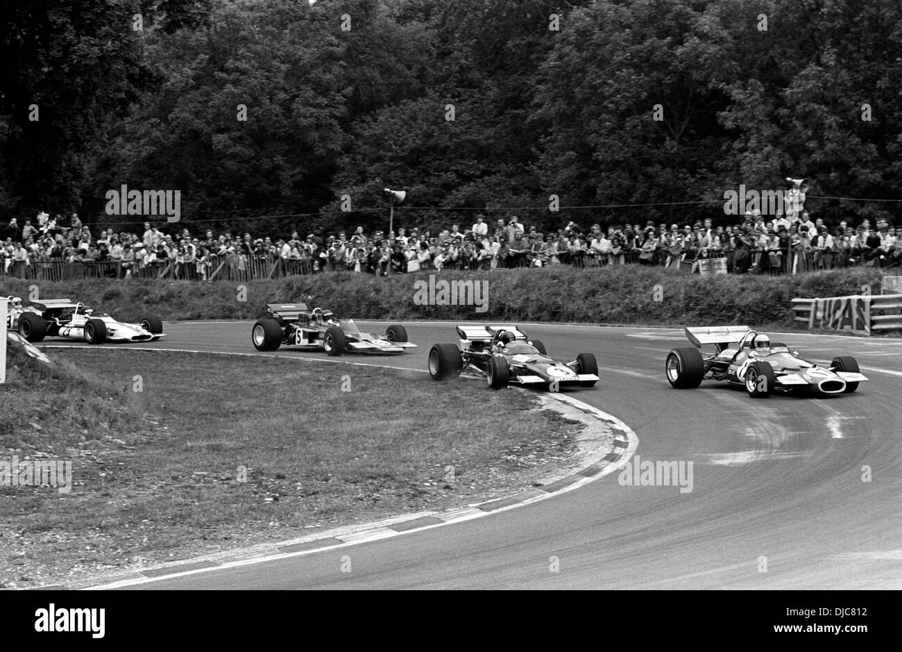Jack Brabham von Jackie Ickxs Ferrari und Jochen Rindts Lotus 72 in Frage gestellt. Brands Hatch, England 18. Juli 1970. Stockfoto