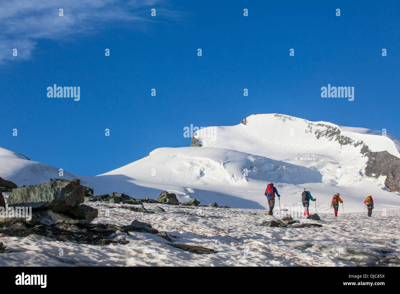 Bergsteiger zu Fuß auf einem Gletscher in der Schweiz Stockfoto