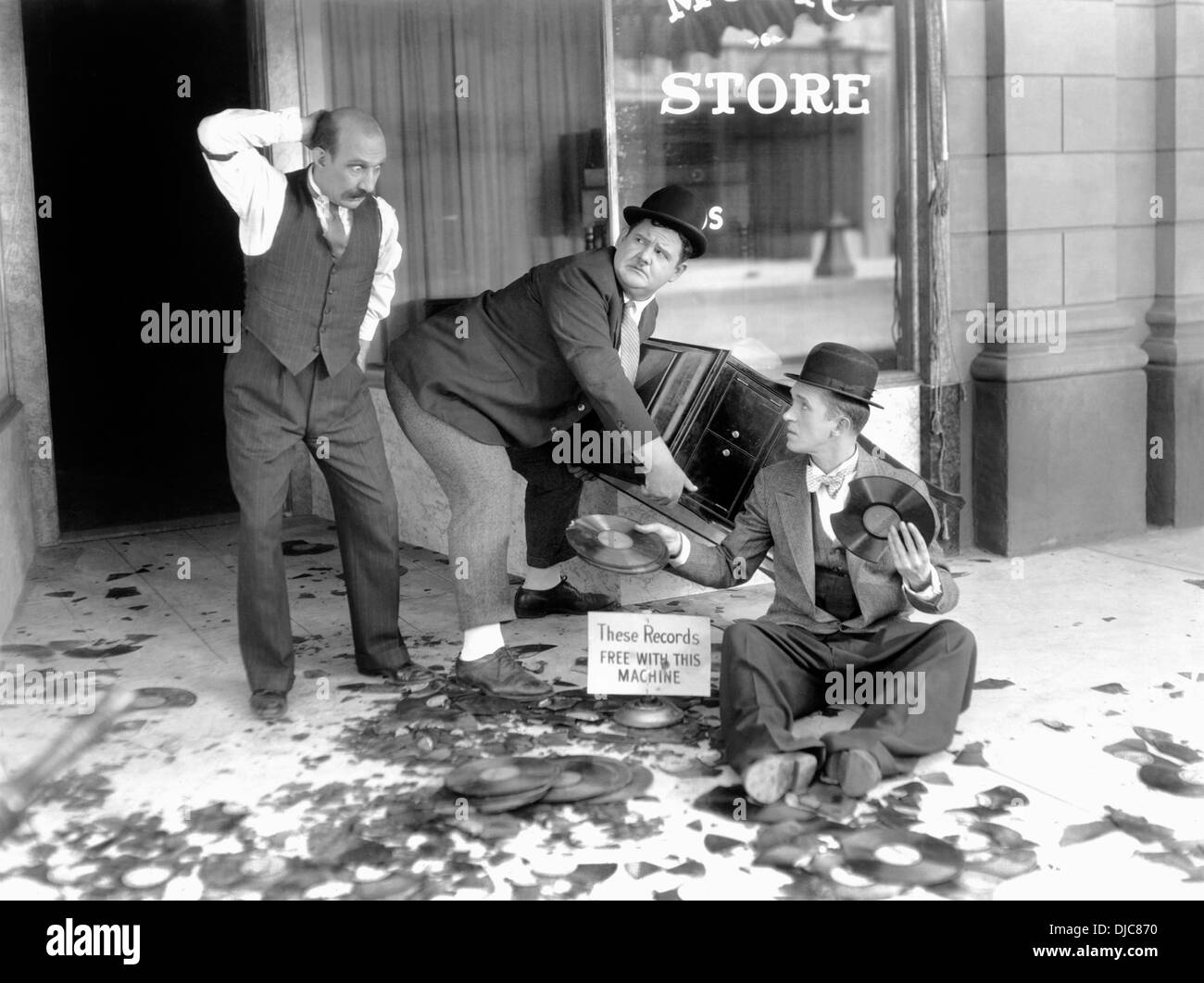 James Finlayson, Oliver Hardy und Stan Laurel am Set des Films, Liberty, 1929 Stockfoto
