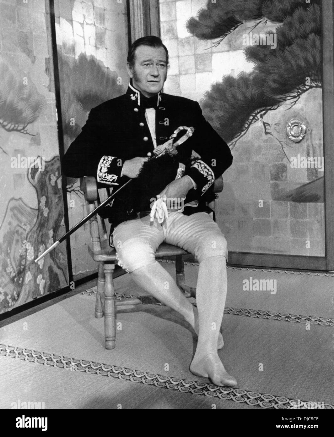 John Wayne am Set des Films, der Barbar und die Geisha, 1958, TM & Copyright (c) 20th Century Fox Film Corp. Stockfoto