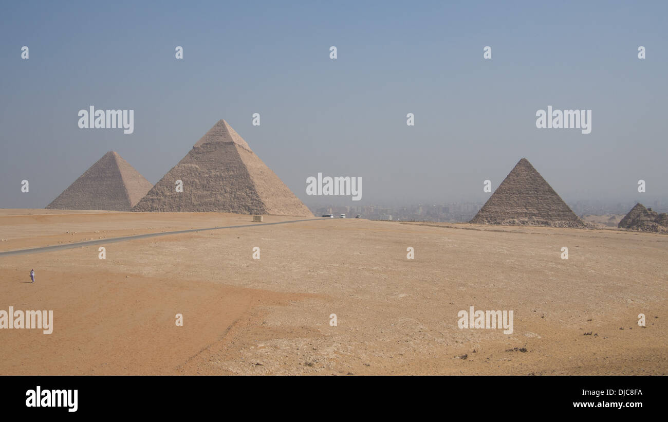 Links: Große Pyramide (Cheops). Mitte: Pyramide des Khaefre (Khephren). Rechts: (Mykerinus) Mykerinos-Pyramide. Gizeh, Ägypten. Stockfoto