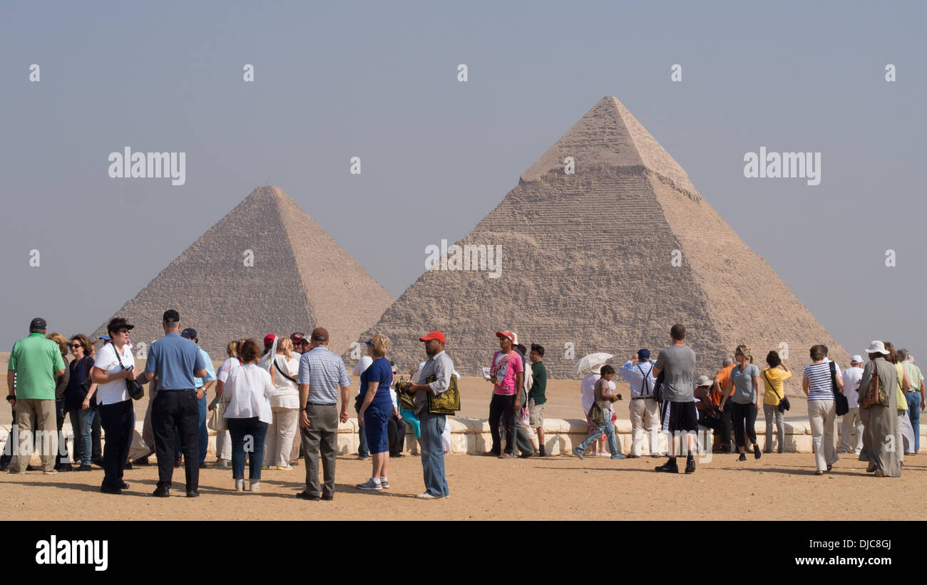 Links: Die große Pyramide (Cheops).  Rechts: Die Pyramide des Khaefre (oder Khephren). Gizeh, Ägypten. Stockfoto