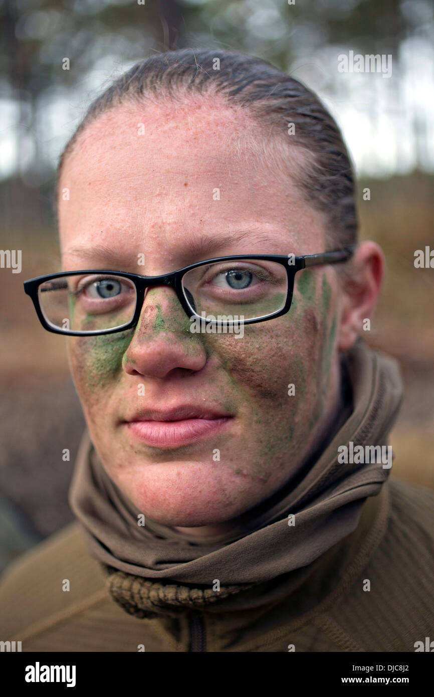 US Marine Corps Private First Class Katie Gorz während der Infanterie integrierte Feld Übung 15. November 2013 am Camp Geiger, N.C. Gorz ist einer der drei weiblichen Marines, die erste Frau, Diplom Infanterie-Ausbildung am 21. November 2013 sein. Stockfoto