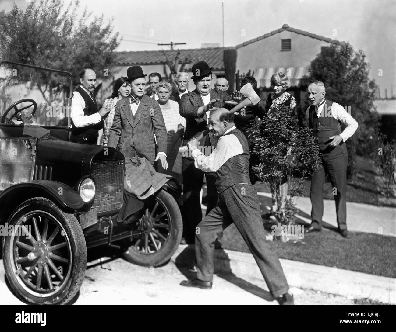 Stan Laurel, Oliver Hardy und James Finlayson am Set des Films, Big Business, 1929 Stockfoto