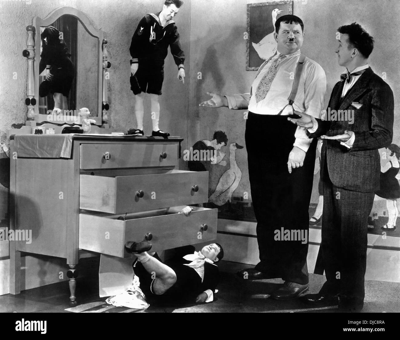 Stan Laurel und Oliver Hardy am Set des Films, Gören, 1930 Stockfoto