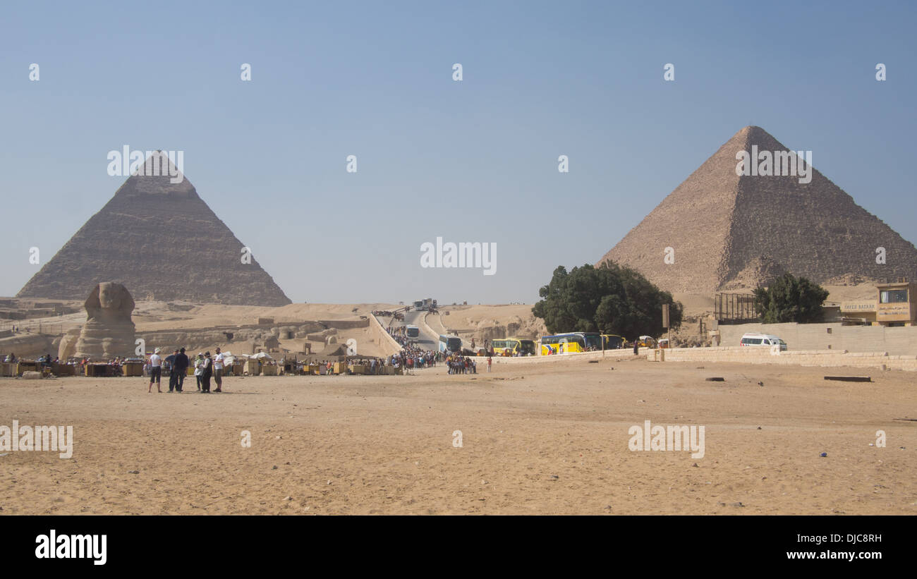Links: Die große Sphinx von Gizeh & die Pyramide des Khaefre (oder Khephren). Rechts: Die große Pyramide (Cheops). Ägypten. Stockfoto