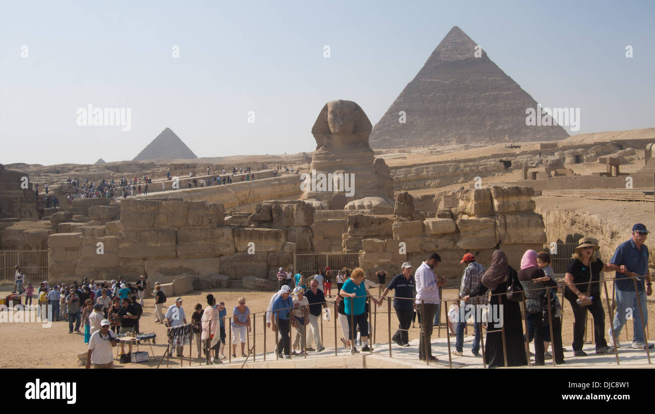 Die große Sphinx von Gizeh, mit der Pyramide des Khaefre (oder Khephren) Recht & Pyramide des Mykerinos (oder Mykerinus) links, Ägypten. Stockfoto