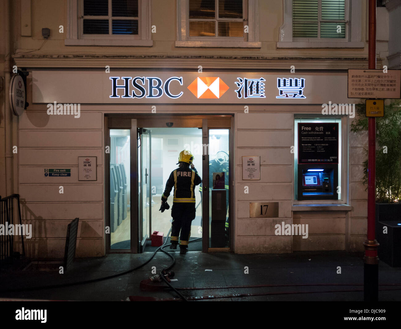 Die Feuerwehr besuchen ein Rauch gefüllten HSBC Bank Gerrard Street London UK 26. November 2013. Die Straße war mit Klebeband aus bei rund 19:15 als Massen sah die Feuer-Besatzungen zu untersuchen und behandeln die Ursache des Rauchs. Kredit Julian Eales/Alamy Live-Nachrichten Stockfoto