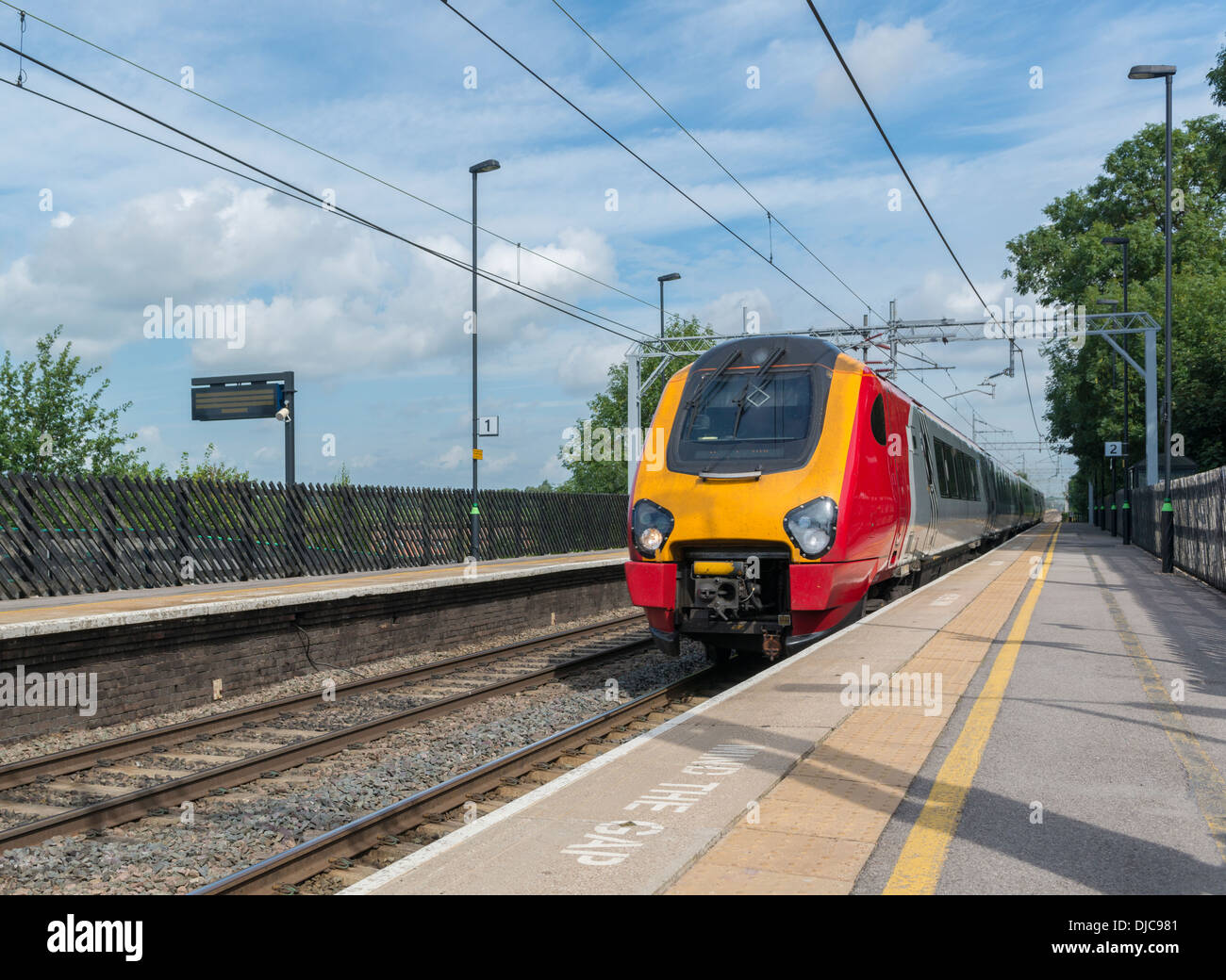 Ein Hochgeschwindigkeitszug durch eine Station, England Stockfoto