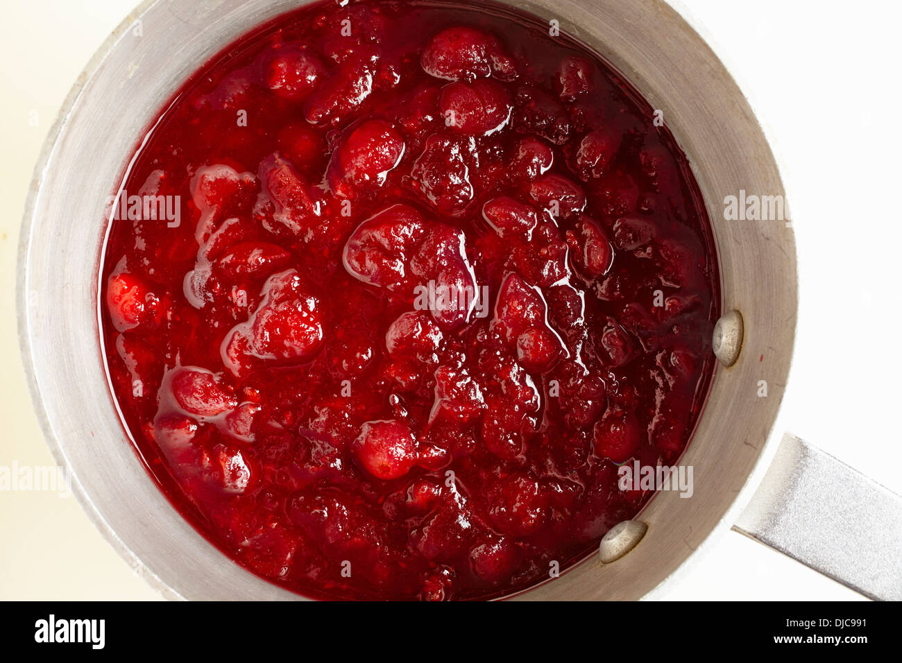 Topf mit hausgemachtem Cranberry-Sauce, eine Spezialität des amerikanischen Thanksgiving Stockfoto