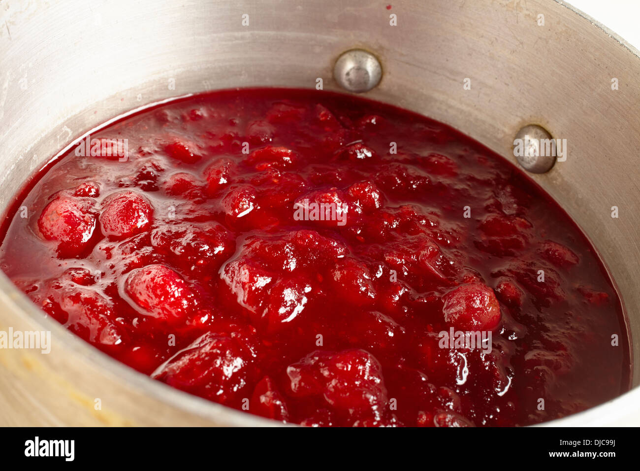 Topf mit hausgemachtem Cranberry-Sauce, eine Spezialität des amerikanischen Thanksgiving Stockfoto