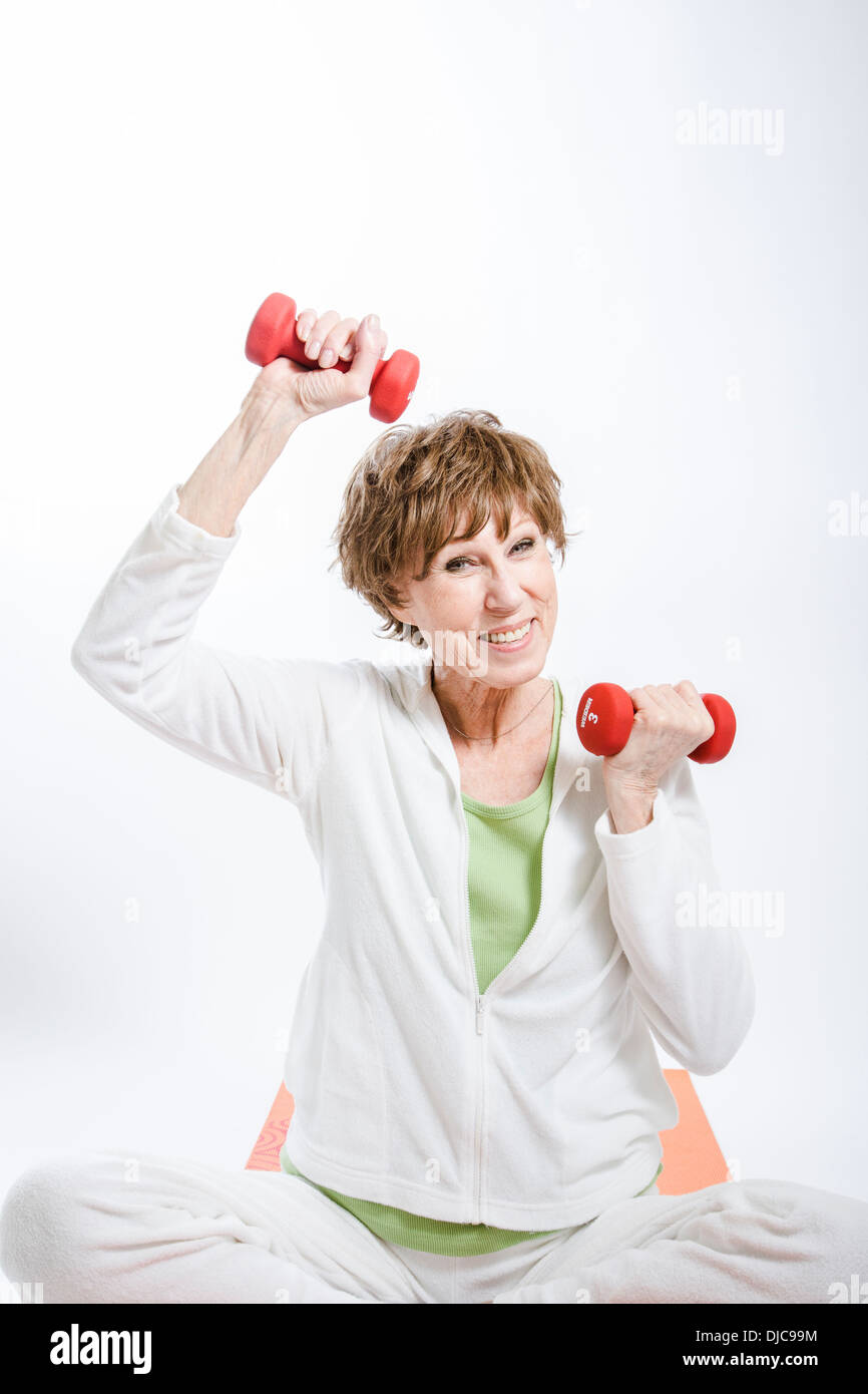 Reife Frau, die das Training mit Hanteln Stockfoto