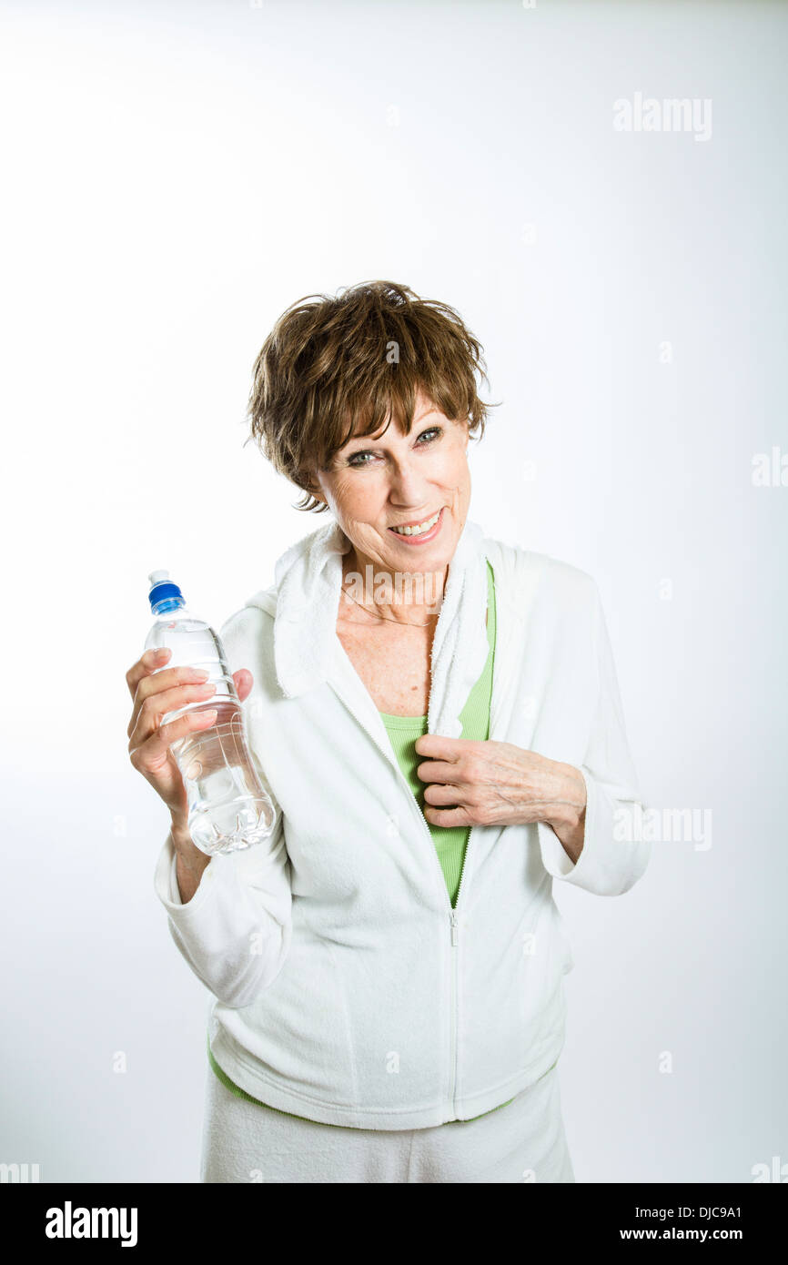 Reife Frau mit Flasche Wasser Stockfoto