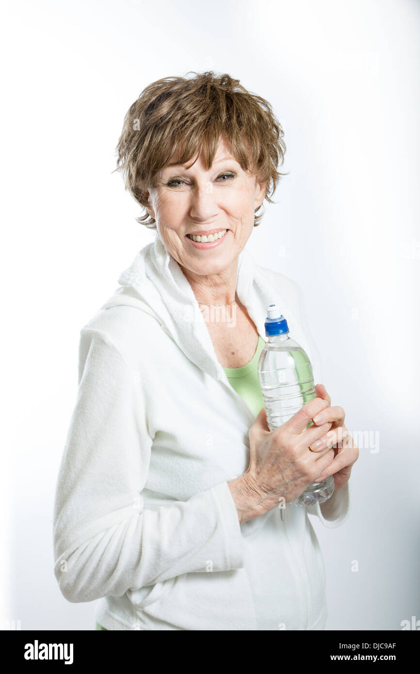 Reife Frau mit Flasche Wasser Stockfoto