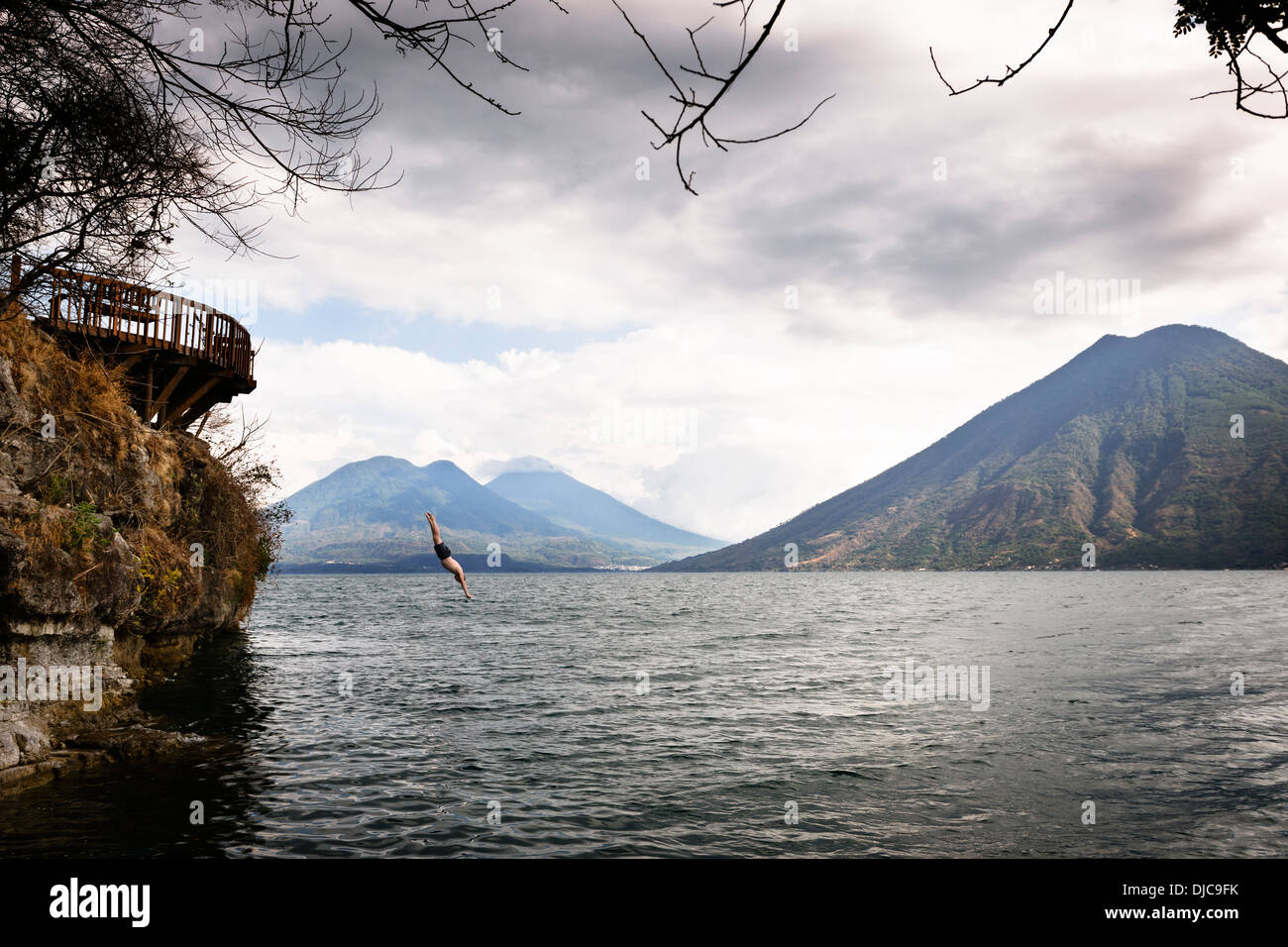 Tauchen vor eine Plattform in Lake Atitlán, Guatemala. Stockfoto