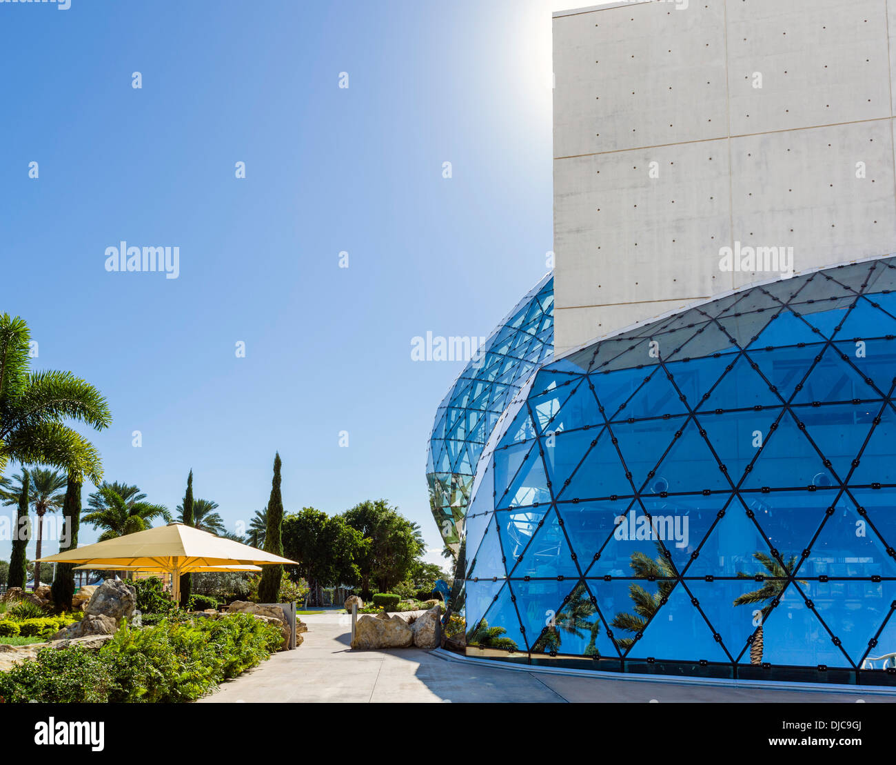 Das Dali-Museum mit Café-Garten des Museums auf der linken Seite, St. Petersburg, Florida, USA Stockfoto