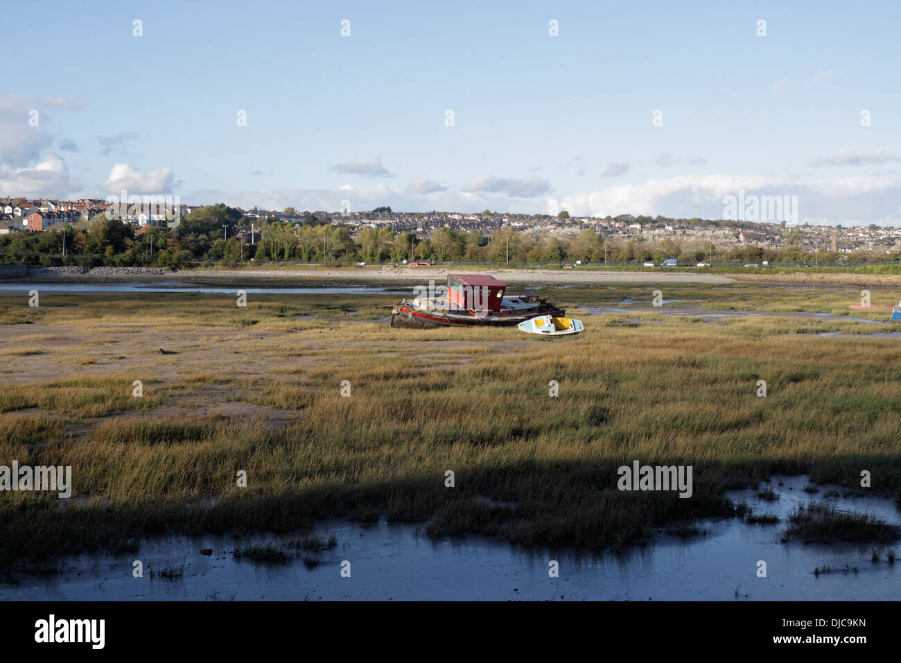 Boote bei Ebbe in Barry Harbour, Wales, an der britischen Küste. Walisische Küstenlandschaft. Britische Küste Stockfoto
