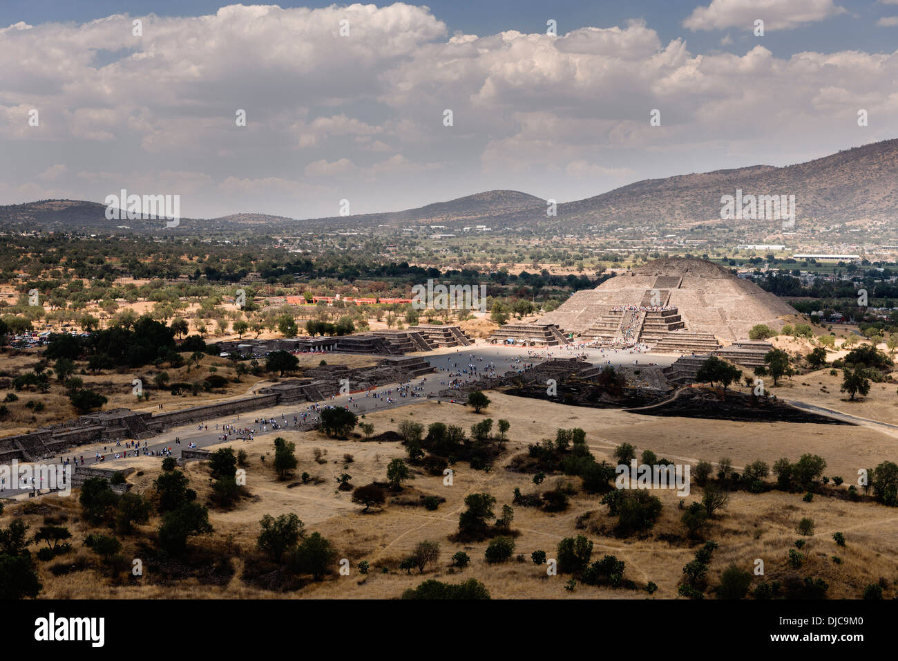 Blick von der Sonnenpyramide in Teotihuacán, Mexiko-Stadt. Stockfoto