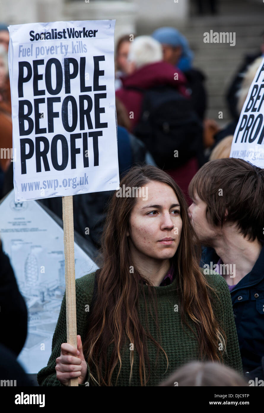 London, UK. 26. November 2013. Ein Demonstrant hält einen Banner, welche gezielt Npower Büro in London, London, England am Dienstag, 26. November 2013 "Menschen vor dem Profit" bei einer Demonstration gegen Energiearmut zu lesen. Bildnachweis: Redorbital Fotografie/Alamy Live-Nachrichten Stockfoto