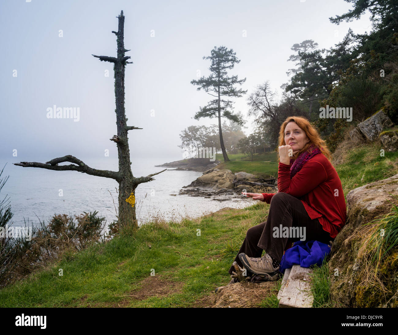 Frau Ufer Zugriff auf Galiano Island zu genießen. British Columbia, Kanada. Modell veröffentlicht Stockfoto