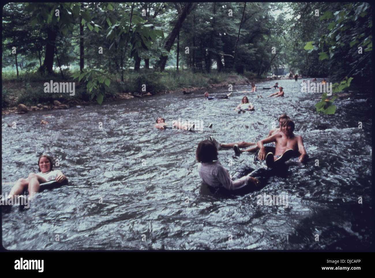 Der Chattahoochee River bei Helen ist ein beliebter Ort für Ausflüge mit dem Schlauchboot. Diese Jugendlichen nehmen an der Aktivität Teil und genießen die Freizeitgewässer in dieser malerischen Gegend. Stockfoto