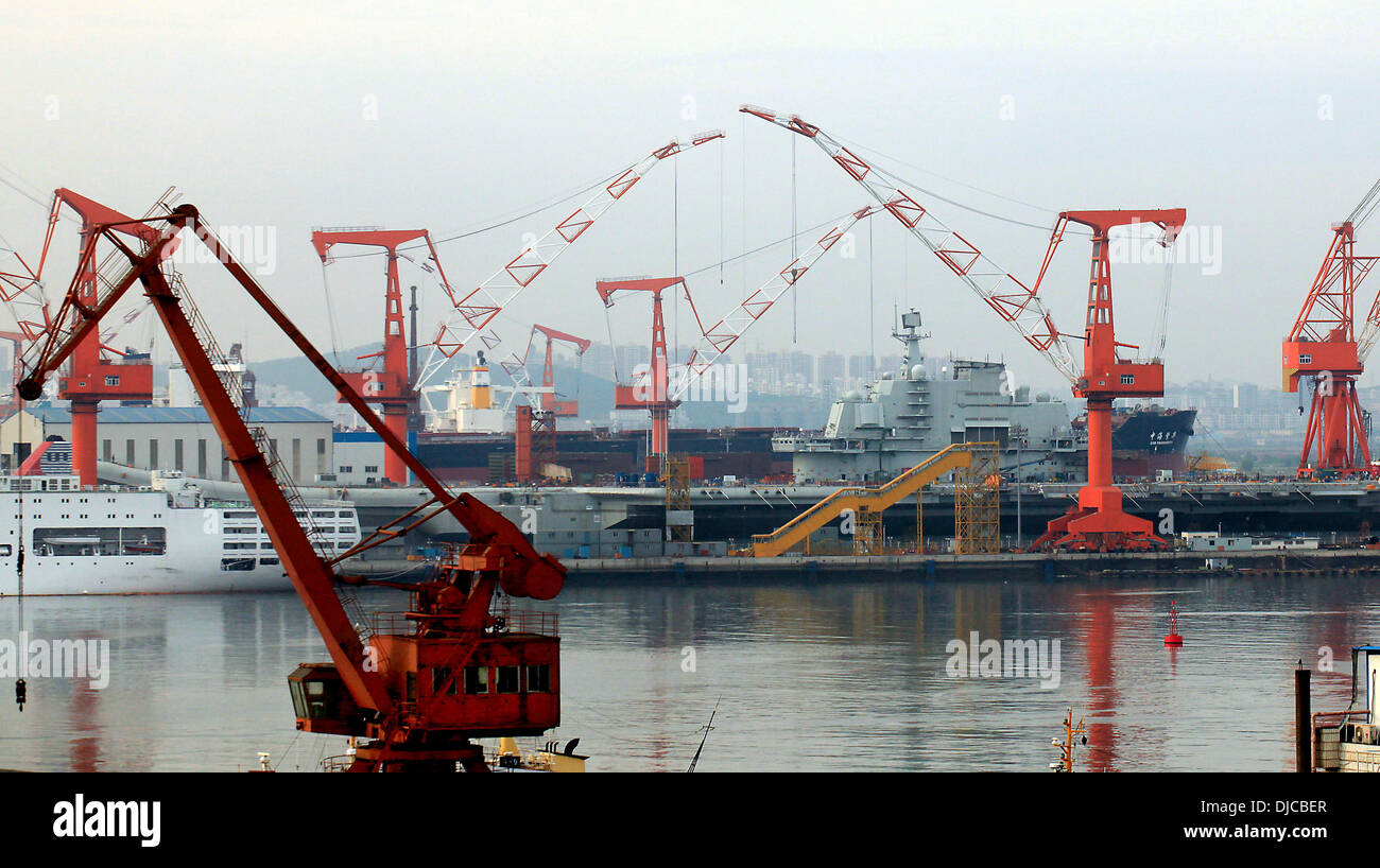 Dalian, LIAONNG Provinz, CHINA. 29. August 2011. Chinas neue Russland gebauten Flugzeugträger sitzt im Trockendock, nach Abschluss einer Reihe von Probefahrten früher im Monat, in dem Land nordöstlichen Hafenstadt Dalian am 28. August 2011. China verurteilte letzte Woche einen Pentagon-Bericht, der warnte seine militärische Modernisierung konnte die Region destabilisieren das US-Militär Jahresbilanz der Pekings Streitkräfte erging sich in Übertreibung sagen und '' unbegründeten Verdacht. Stephen Shaver/ZUMAPRESS.com/Alamy © Live-Nachrichten Stockfoto