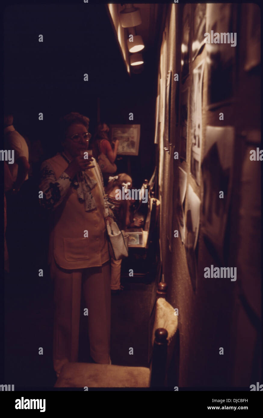 Bei der Eröffnungsfeier für The Sound of Music sehen die Gäste Fotos und Entwicklungszeichnungen, die den Fortschritt der Produktion zeigen und die Spannung um das Theaterdebüt reflektieren. Stockfoto