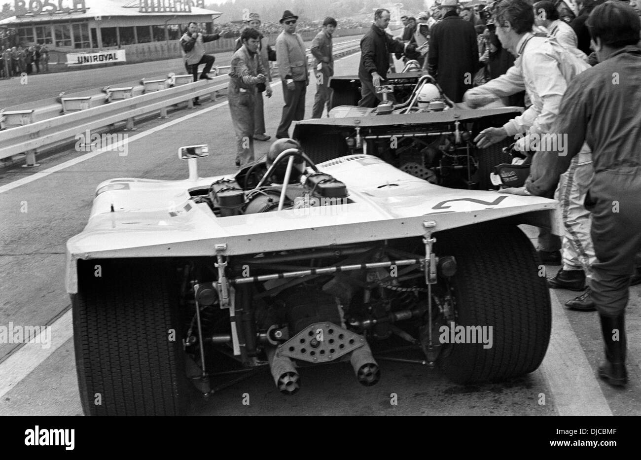 Vic Elford Recht erwidert Ahrens in ihren Porsche 908-3, Sieger des Rennens. Nürburgring 1000Kms Germany31st Mai 1970. Stockfoto