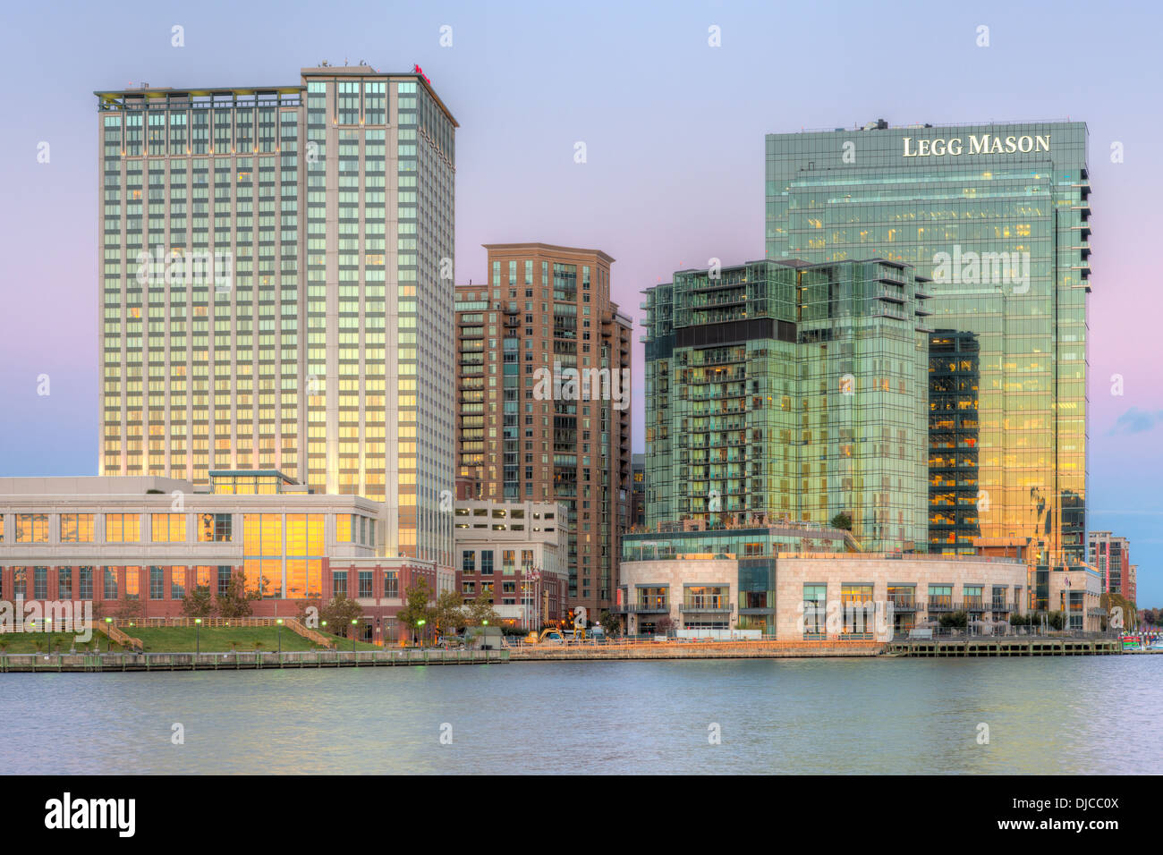 Die Baltimore Harbor East-Entwicklung, einschließlich Baltimore Marriott Waterfront Hotel und Legg Mason Gebäude in der Dämmerung Stockfoto