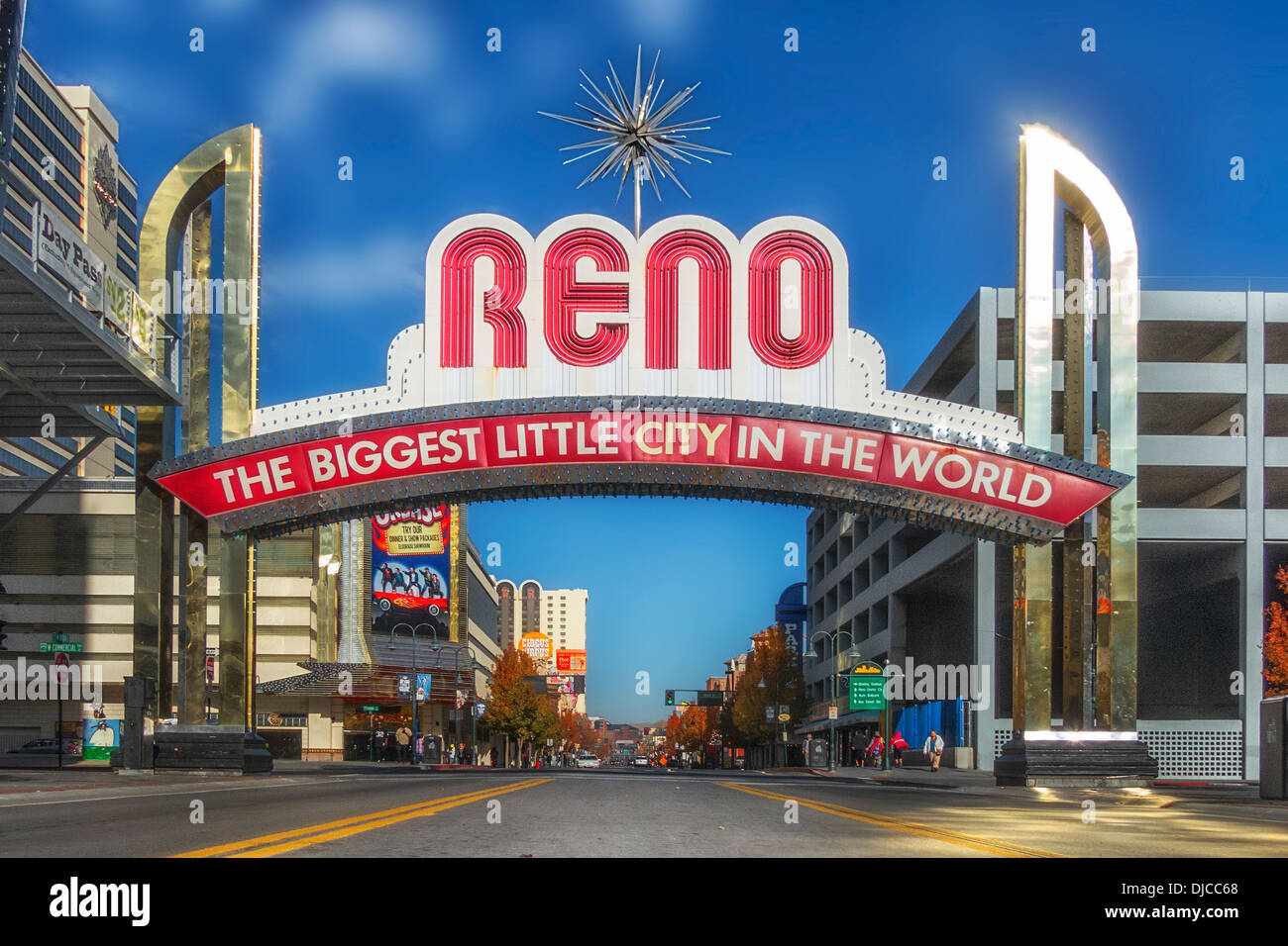 geradeaus weiter Blick auf die RENO die größte Kleinstadt der Welt eine ikonischen Zeichen in Reno Nevada Stockfoto