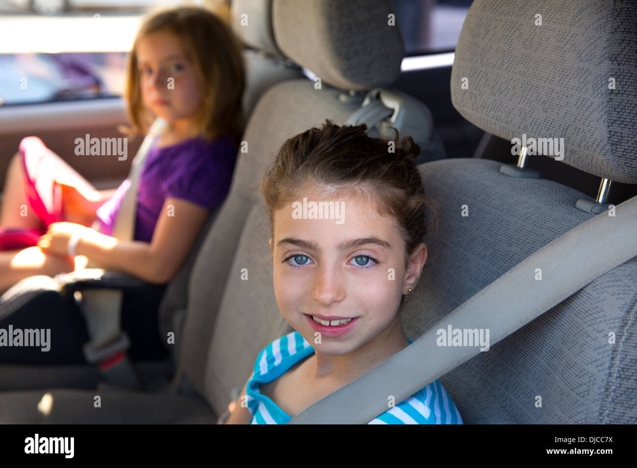 Kind Kinder Mädchen mit Sicherheitsgurt im Auto Fahrzeug innen- Stockfoto
