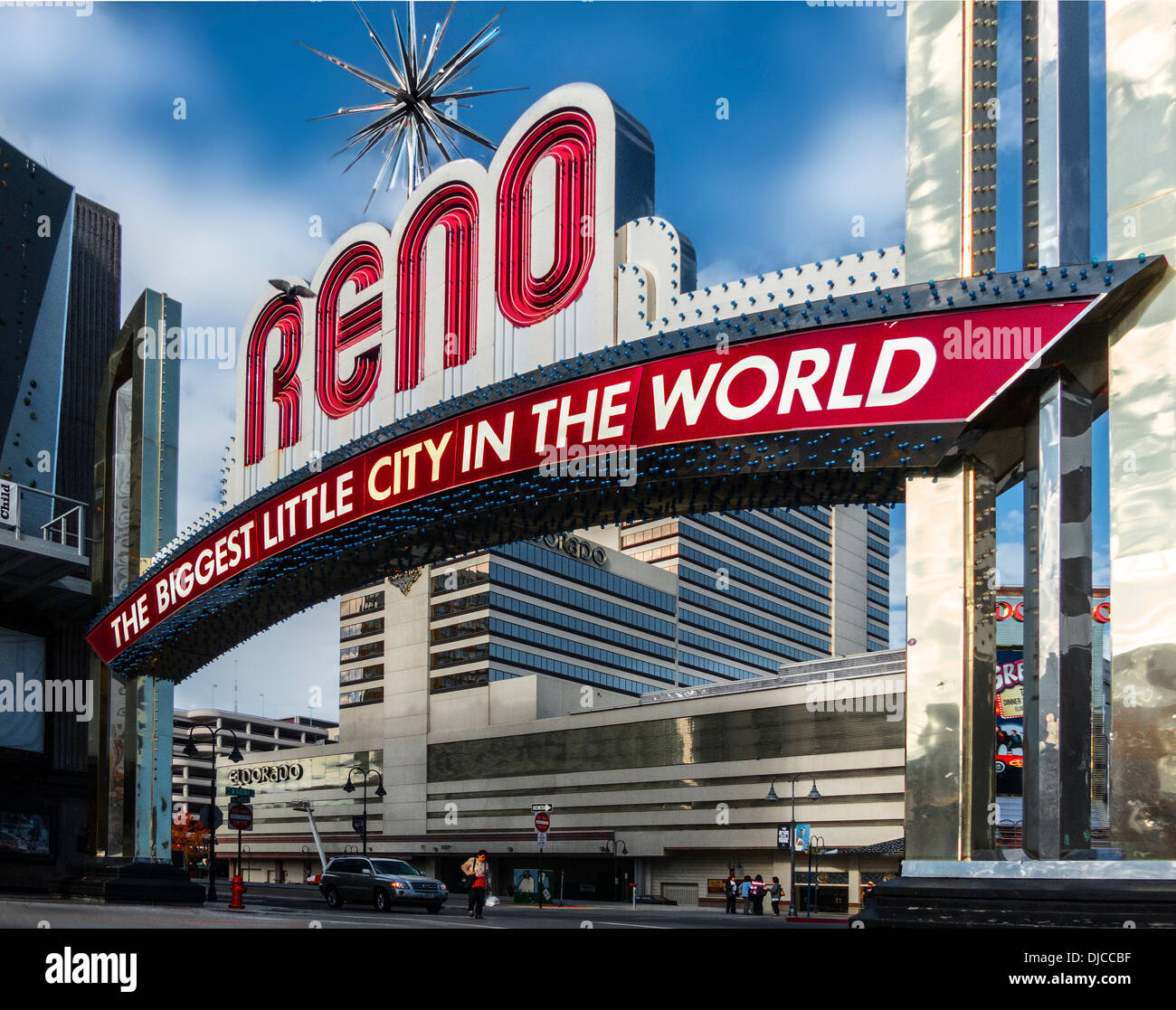 Eine tagsüber Front auf Dreiviertel-Ansicht von RENO die größte kleine Stadt in der Welt Zeichen in Reno Nevada Stockfoto