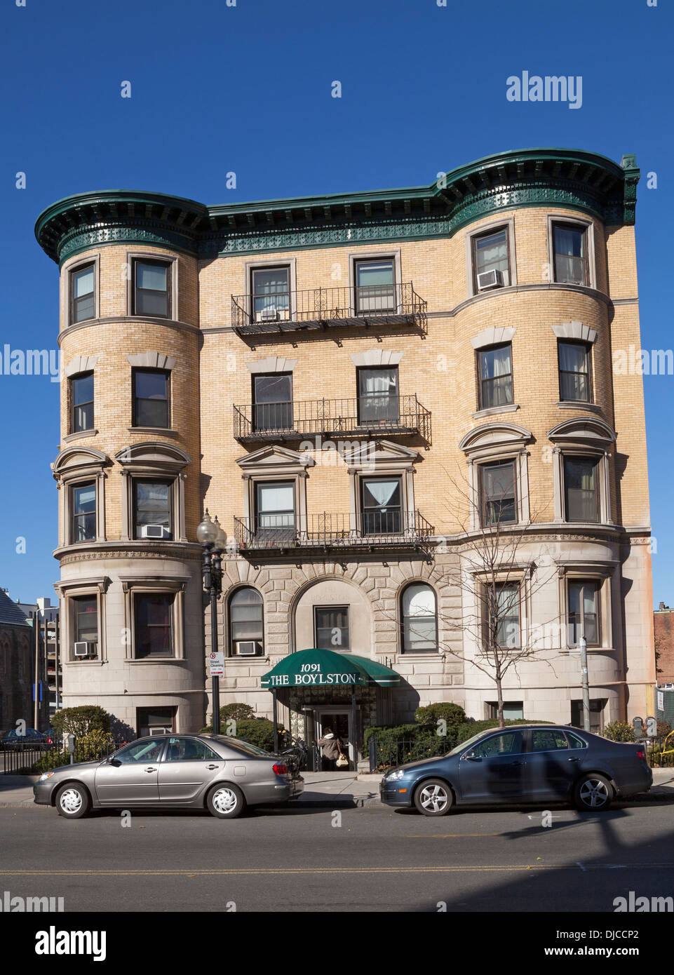 Th Boylston ist ein Mehrfamilienhaus in der Gegend Back Bay von Boston. Stockfoto