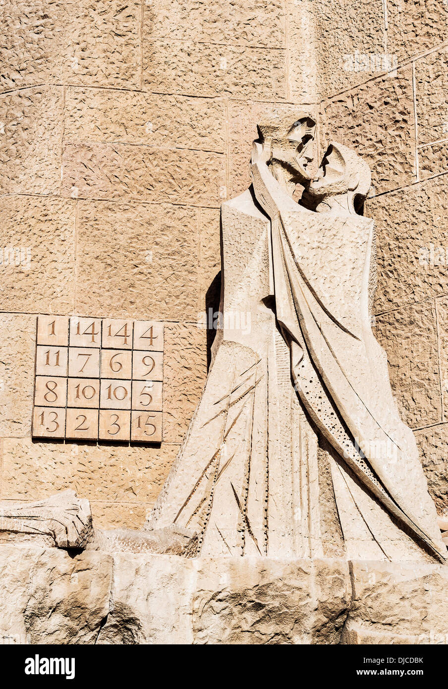 Kryptogramm und Judas Verrat Christi-Skulptur, Basilika Sagrada Família, Barcelona, Spanien Stockfoto