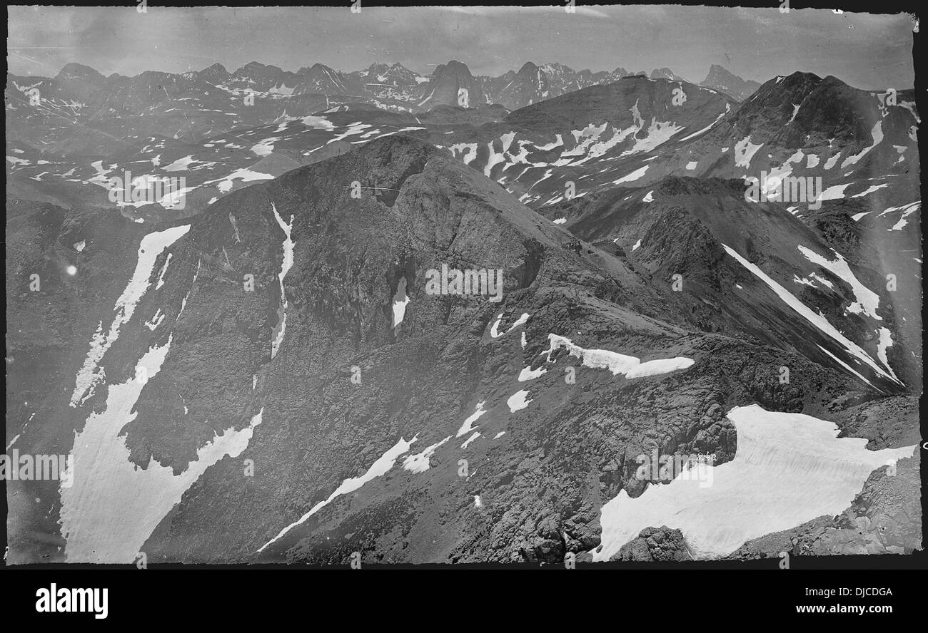 Ein Blick auf die Quarzitgipfel südlich von Baker's Park vom King Solomon Mountain in den San Juan Mountains, was die geologische Schönheit der Region unterstreicht. Stockfoto