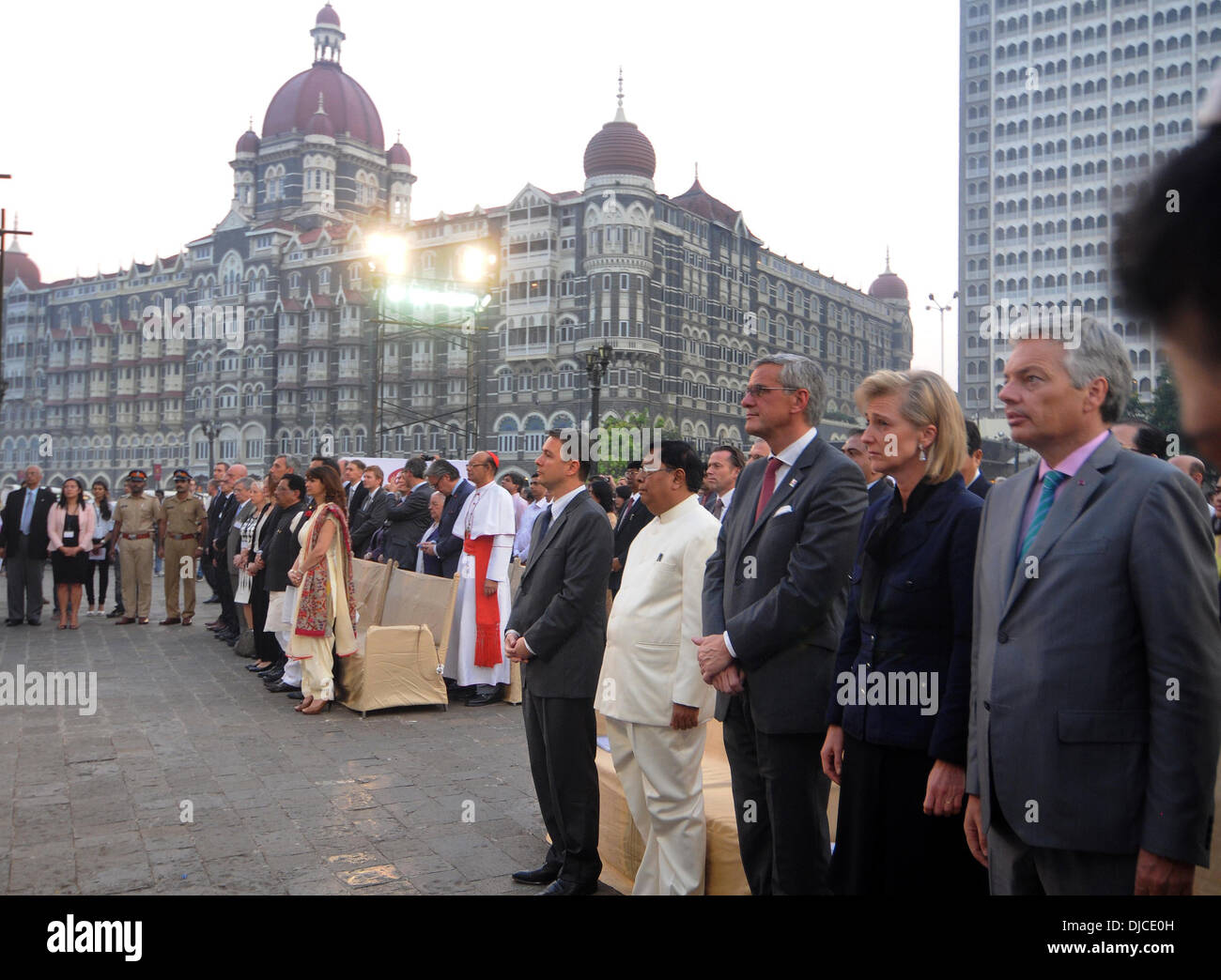 Mumbai, Indien. 26. November 2013. Prinzessin Astrid von Belgien (2. R) und Vizepremier Didier Reynders (1. R) besuchen Sie eine Veranstaltung anlässlich des fünften Jahrestages der 26/11-Mumbai-Terror-Anschlag in Mumbai, Indien, 26. November 2013. Bildnachweis: Stringer/Xinhua/Alamy Live-Nachrichten Stockfoto