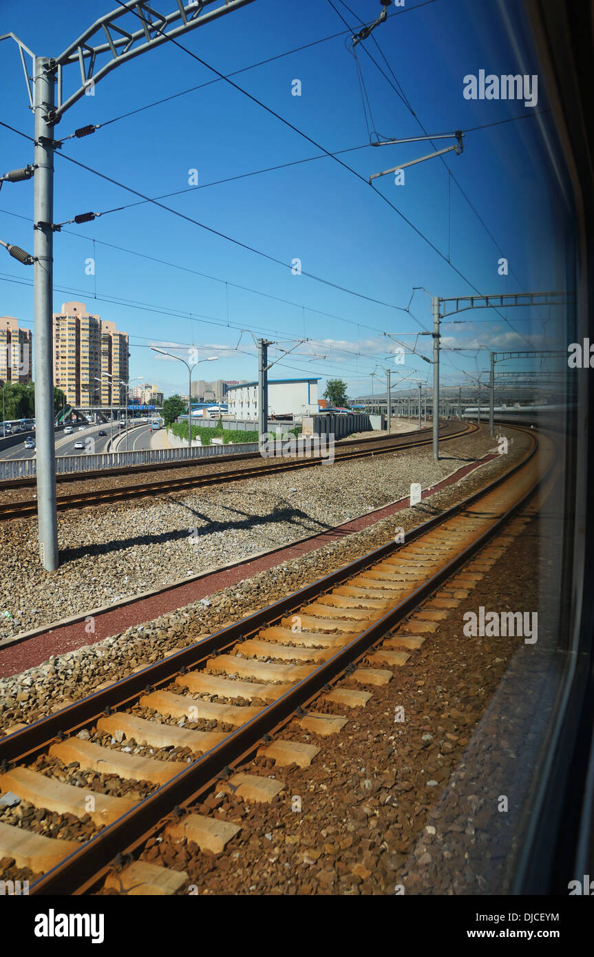 Blick aus dem Fenster eines Zuges in der Nähe von Peking, China Stockfoto