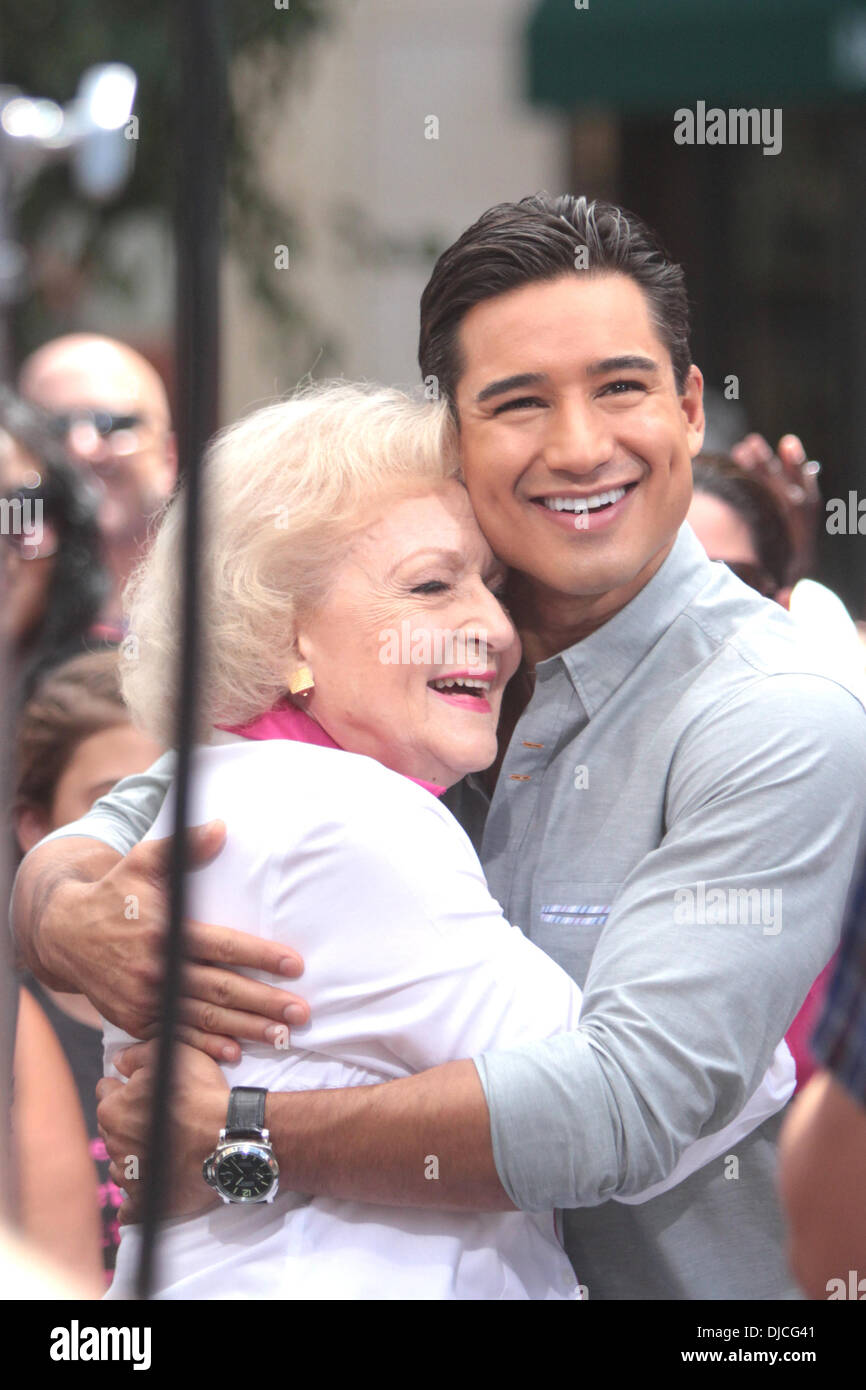 Betty White, Mario Lopez Betty White auf Extra an der Grove Los Angeles, Kalifornien - 21.08.12 Stockfoto