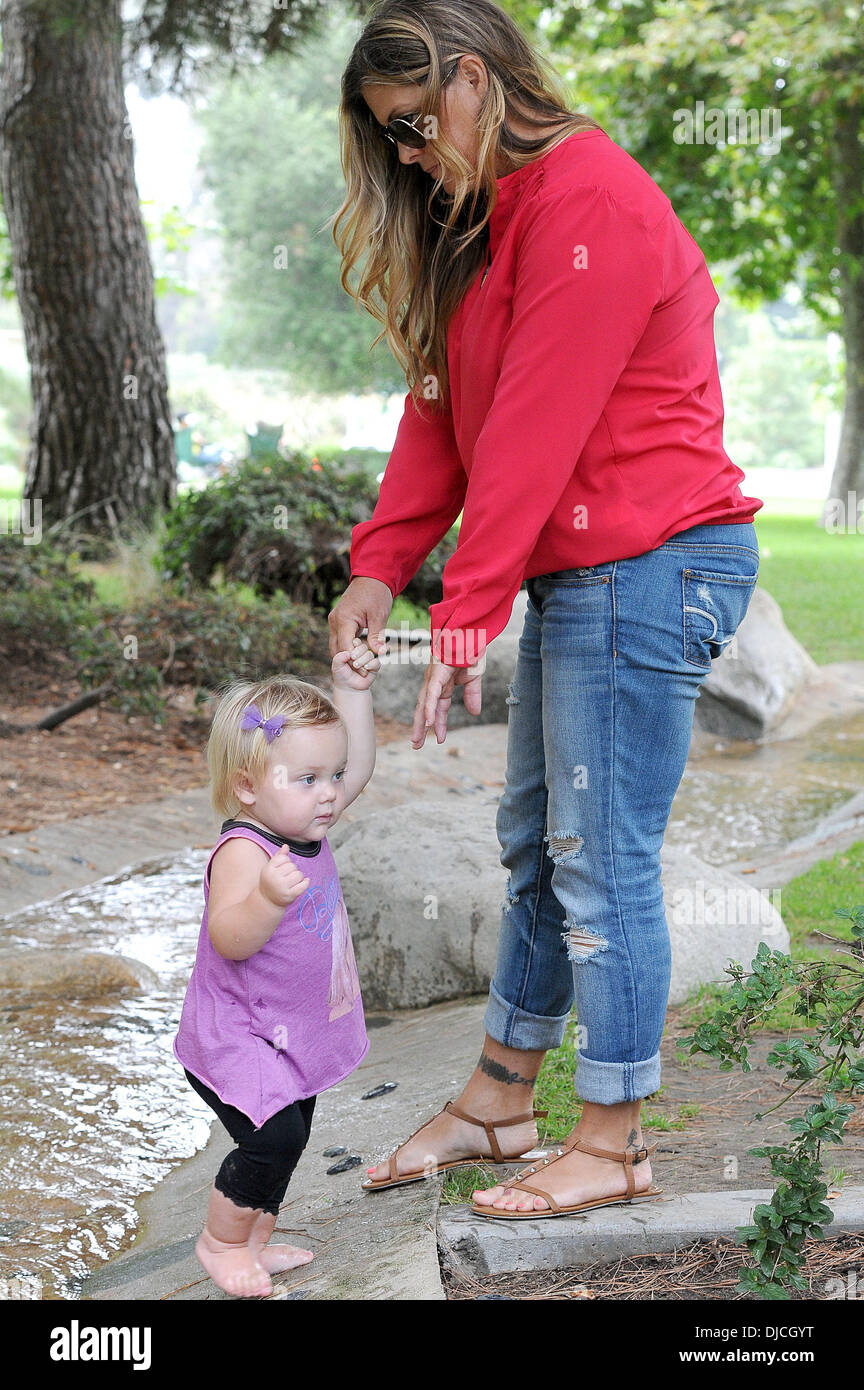 Nicole Eggert und Tochter Keegan ehemalige "Baywatch" Star ihre Tochter zu einem Park in Beverly Hills, Los Angeles, Kalifornien - 23.08.12 nimmt Stockfoto