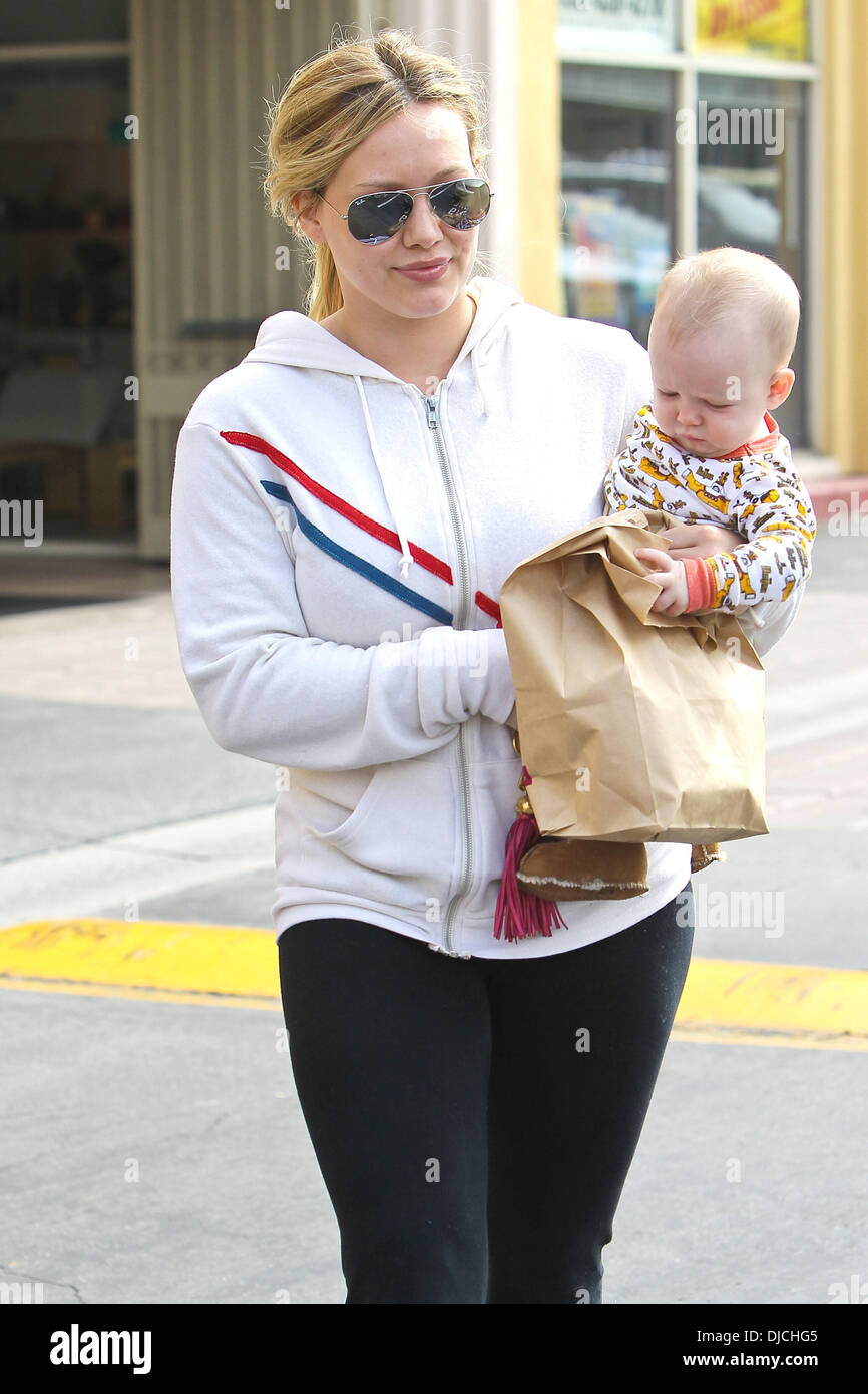 Hilary Duff führt ihr Sohn Luca Cruz während immer Frühstück Los Angeles, Kalifornien - 25.08.12 Stockfoto