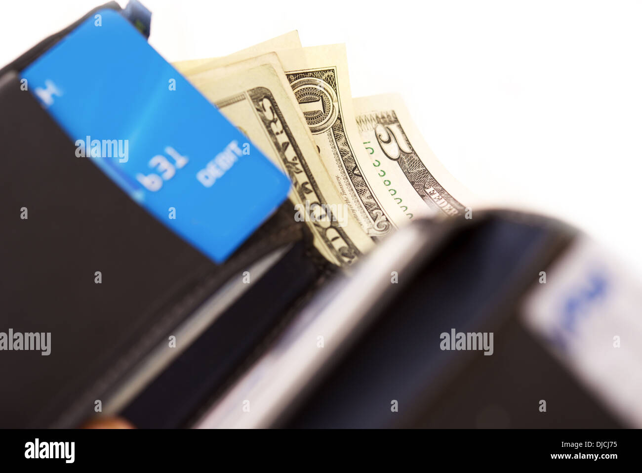Brieftasche Nahaufnahme. Schwarzes Leder-Portemonnaie mit US-Dollar in Bar und einige Kreditkarten. Persönliche Finanzen. Stockfoto