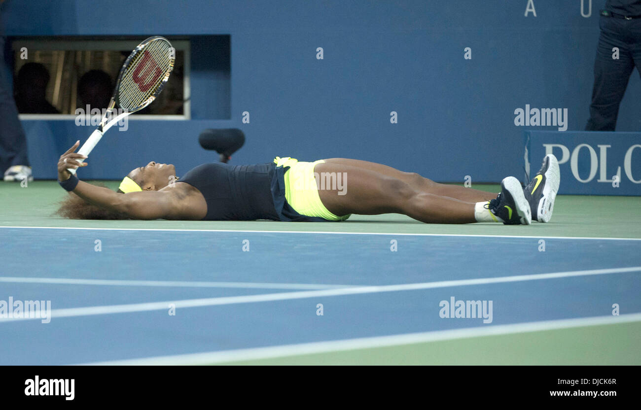 Victoria Azarenka (BLR) verliert im Finale der Frauen zu Serena Williams (USA) mit einer Punktzahl von 6-2, 2-6, 7-5 bei den US Open statt im Billie Jean National Tennis Center in Flushing, New York City, USA - 09.09.12 Stockfoto