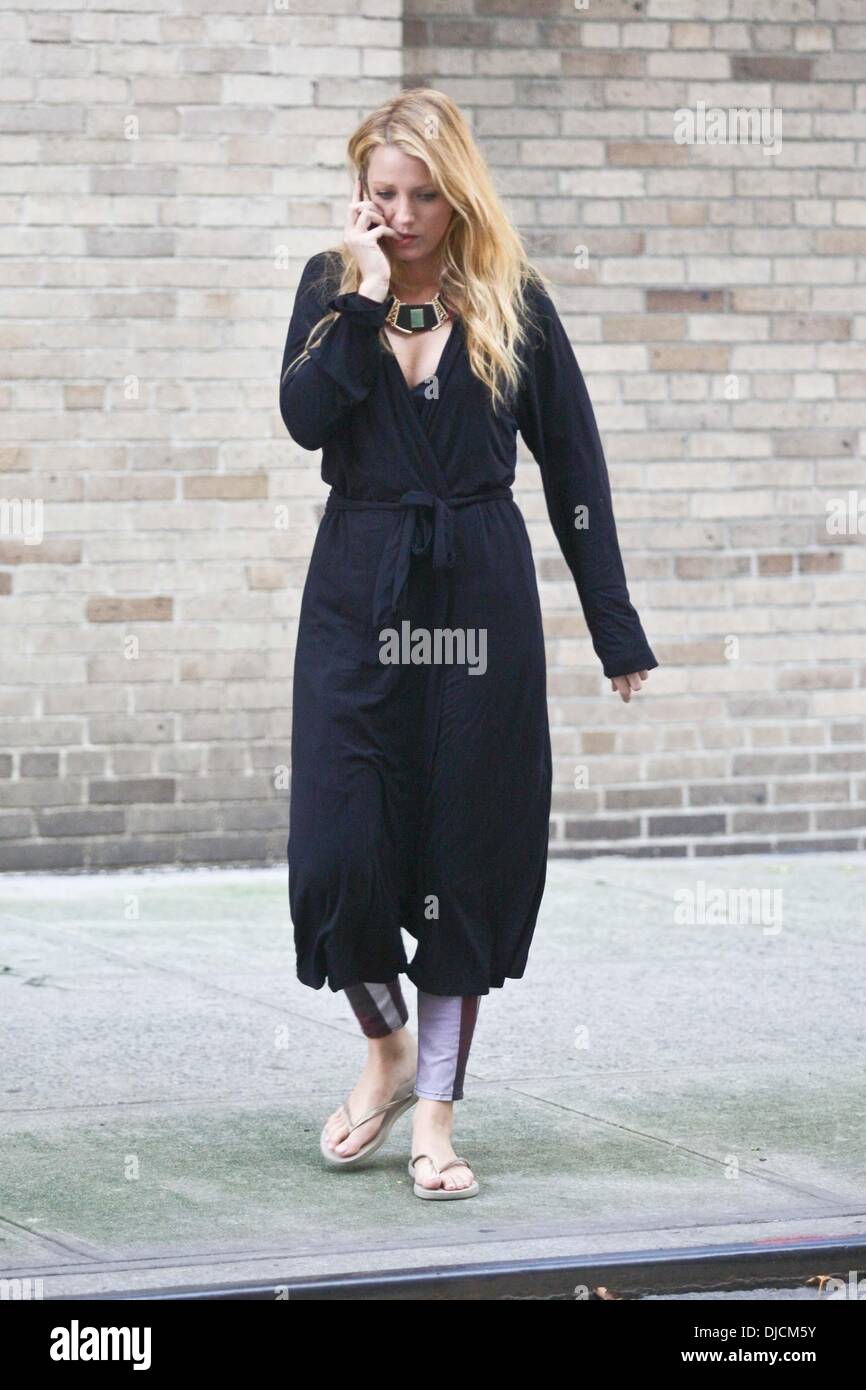 Blake lebhafte Gespräche über ihr Handy vor dem Dreh einer Szene für