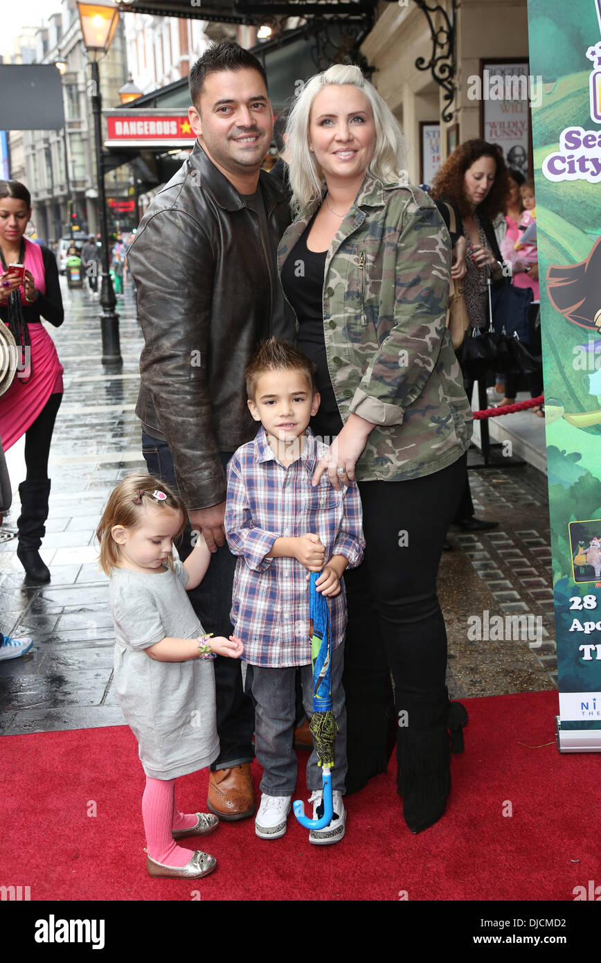 Claire Richards mit ihrem Ehemann Reece Hill und Kinder Charlie und ...