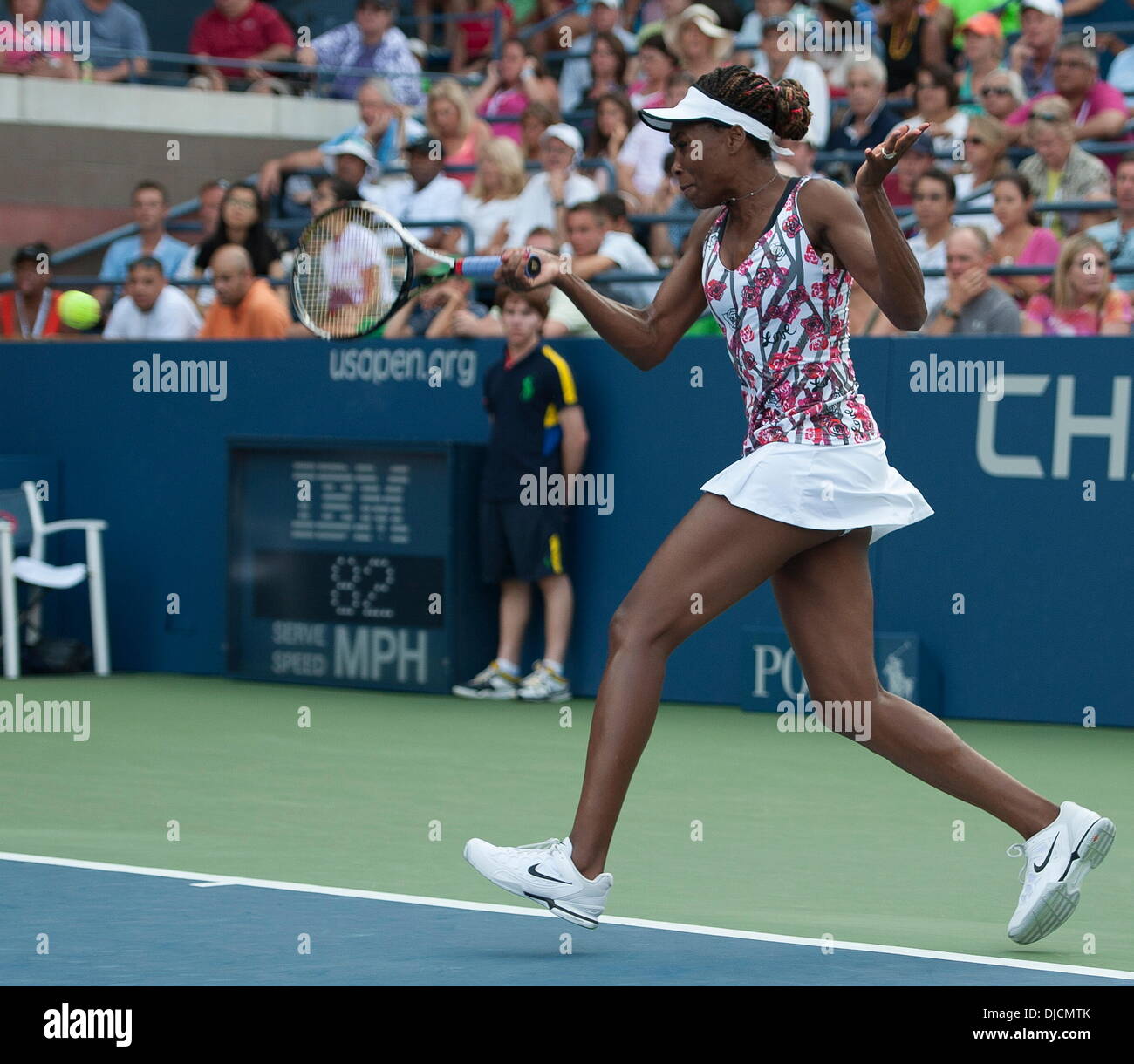 US Open 2012 Frauen-Doppel-Match - Serena Williams und Venus Williams Vs Lindsay Lee-Waters und Megan Moulton-Levy im USTA Billie Jean King National Tennis Center. Die Williams-Schwestern besiegen Lee-Waters und Moulton-Levy 6-4, 6-0 New York City, USA - 29. Stockfoto