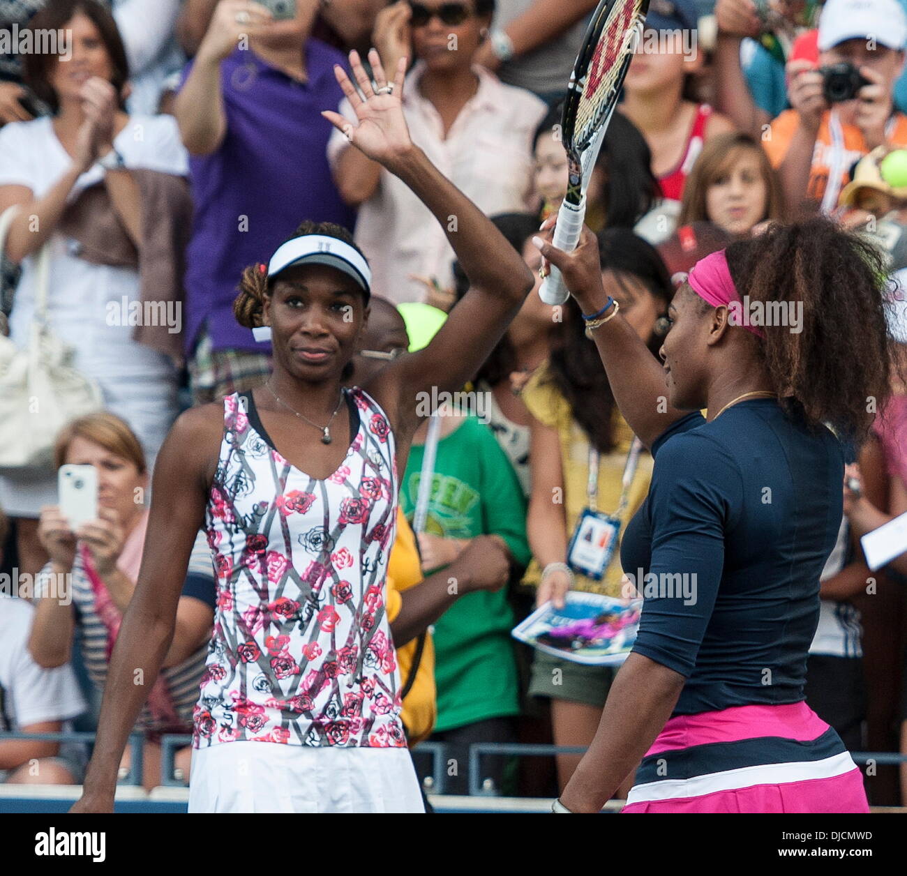 US Open 2012 Frauen-Doppel-Match - Serena Williams und Venus Williams Vs Lindsay Lee-Waters und Megan Moulton-Levy im USTA Billie Jean King National Tennis Center. Die Williams-Schwestern besiegen Lee-Waters und Moulton-Levy 6-4, 6-0 New York City, USA - 29. Stockfoto