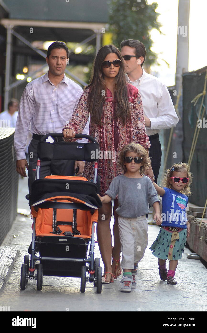 Eine Schwangere Camila Alves Und Ihren Kindern Levi Und Vida Mcconaughey Sind Unterwegs In Manhattan New York City Usa 30 08 12 Gesehen Stockfotografie Alamy